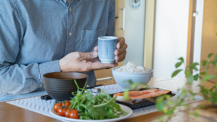 お茶を飲む人｜和食を食べる男性