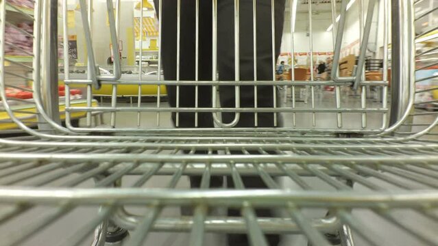 The cart in a supermarket. Shooting in the movement