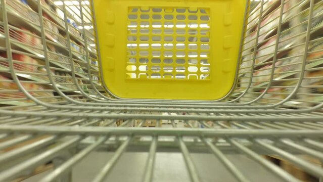 The cart in a supermarket. Shooting in the movement