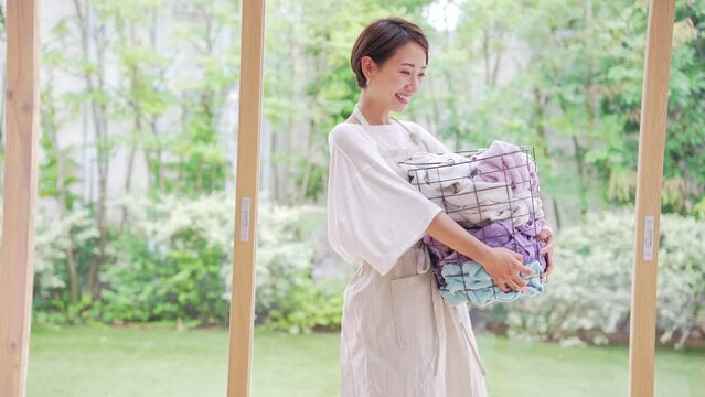 洗濯カゴを持つミドル女性