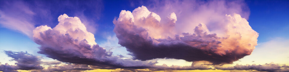 Obraz premium A breathtaking sky filled with vibrant purple clouds in a multitude of tones. Generative AI
