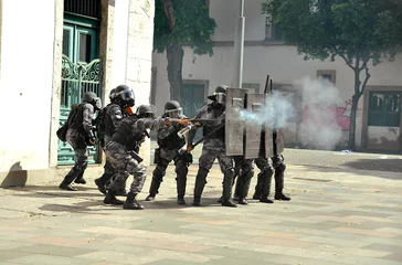 Fotobehang Military police in rio de janeiro shooting at protesters during confrontation. © sauloangelo