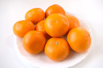 皿に載せた蜜柑、フレッシュなミカン