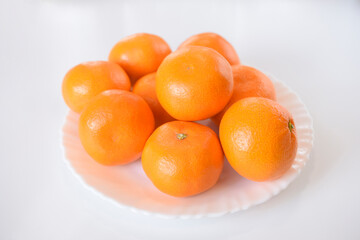 皿に載せた蜜柑、フレッシュなミカン
