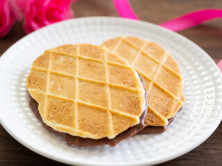 チョコレートワッフルクッキーとリボン、花