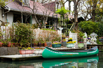 Obraz premium Canoe by a Riverside house in Yanagawa Japan