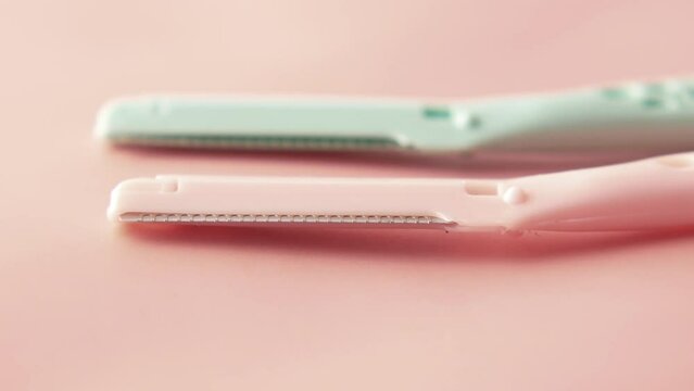  color plastics woman razors and shaving blade on table 