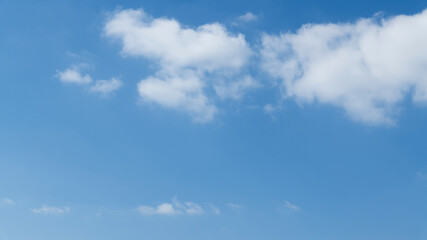 Obraz premium Blue sky with white clouds
