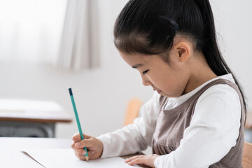 教室で授業をうける日本人小学生の女の子