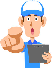 書類を手に指を指す、ポロシャツと帽子を着用した男性の上半身
