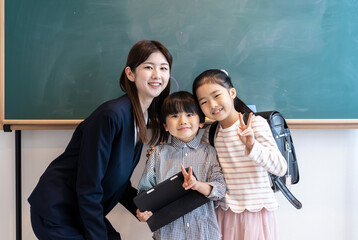 日本人の女性教師と小学生生徒