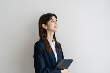 タブレットPCを持つスーツ姿の日本人女性 © arc image gallery