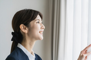 窓の外を見る日本人女性の横顔