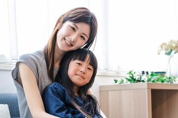 日本人の女の子と母親