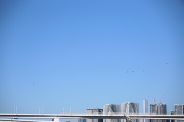 青空と高層ビル