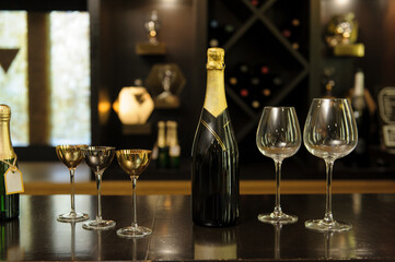 シャンパンボトルとワイングラス　バー © Metro Hopper
