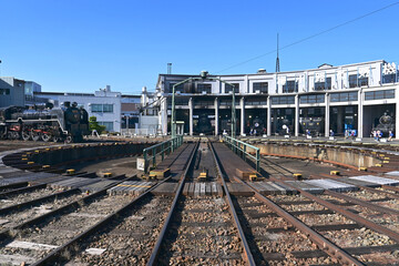 Fototapeta premium 迫力ある京都鉄道博物館の扇形車庫 転車台