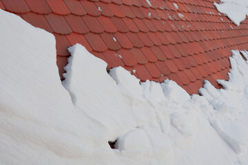 Dachlawine - Schnee rutscht von Dach