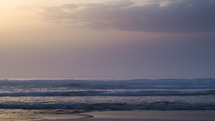 Fototapeta na wymiar Coucher de soleil brumeux sur la plage de Moliets-et-Mâa, en période hivernale