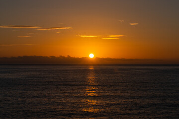 Obraz premium background of ocean landscape with a golden sun over a calm ocean