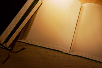 暗い部屋に置かれた本にライトが当たっているところ２