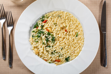 Risotto con capesante, rucola e vodka servito in un ristorante elegante come portata principale