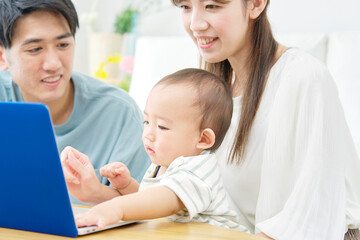 家でパソコンを見る赤ちゃん