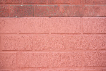 Muro de bloques pintado de rosa y granate