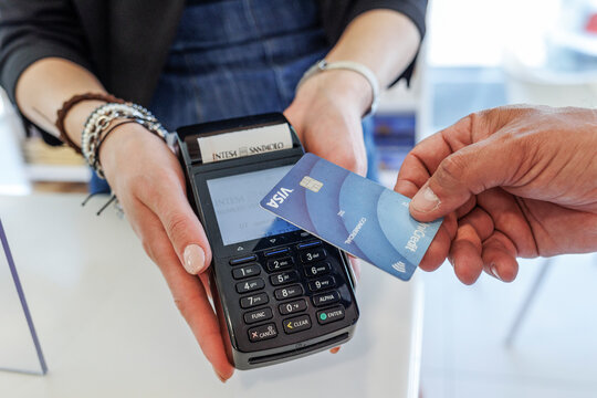 dettaglio di pagamento con carta di credito visa in un pos di un negozio 