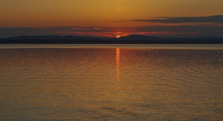Obraz premium Picturesque view from the shore of Lake Uvildy to the evening summer sunset.