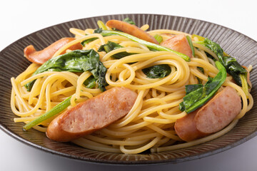 ほうれん草とウィンナーのパスタ　(バター醤油)