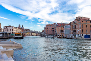 Obraz premium The characteristic architecture and colors of Venice. View of the Grand Canal and glimpse of the Scalzi bridge.