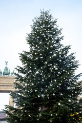 Gigantischer Weihnachtsbaum mit silbernen Kugeln in Berlin, Deutschland mit dem Brandenburger Tor im Hintergrund