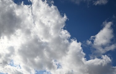 Fondo natural con varias nubes en tonos blancos y cielo de color azul intenso
