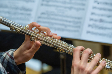 QUERFL&Ouml;TE FL&Ouml;TE NAHAUFNAHME mit H&auml;nden und Notenpult
