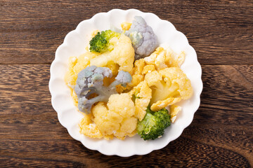 茹でたカリフラワーとブロッコリー