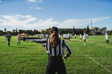 Mujer arbitro en partido de futbol americano 