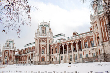 Obraz premium The Tsaritsyno Museum in the city. The business card of Moscow. A beautiful palace on the estate. Travel and tourism in Russia
