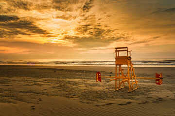 Rettungsturm am Strand zur goldenen Stunde