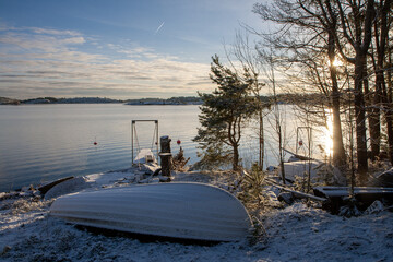 Pontile innevato sul fiordo in Norvegia. 