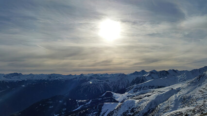 Fototapeta na wymiar Die Alpen an einem kalten Wintertag. In die Sonne fotografiert