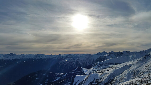 Die Alpen an einem kalten Wintertag. In die Sonne fotografiert
