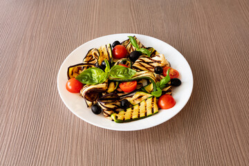 verdure grigliate, verdure, griglia, grigliate, melanzane, zucchine, peperoni, pomodori, menta, basilico, fatto in casa, nonna, mamma, casa, salutare, dietetico, inclinato, tavolo, prospettiva, inclin