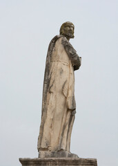 statue