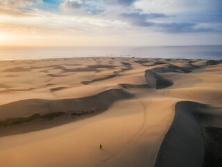 Chico disfrutando del amanecer en las dunas de Maspalomas, Gran Canaria