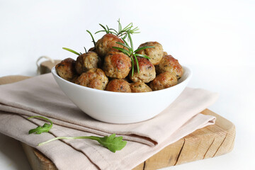 Polpette fritte saporite in una ciotola bianca. Polpette al forno italiane pronte per essere mangiate.