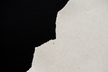 Primer plano de papel ecológico reciclable rasgado. Textura de papel. Papel vintage aislado sobre...