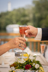 Brautpaar mit Sektglas Braut und Bräutigam mit Champagnergläser Hochzeitstag