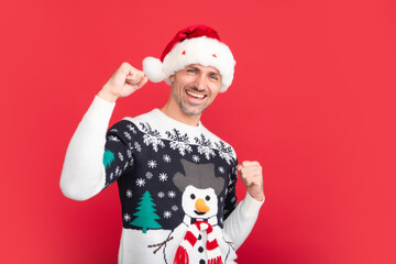 Portrait of man scream wow omg point thumb at copy space hear incredible news of christmas time theme party wear pullover isolated on red studio background. - obrazy, fototapety, plakaty