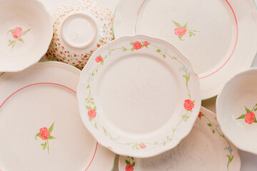 Obraz na płótnie Canvas Closeup of porcelain plates and bowls